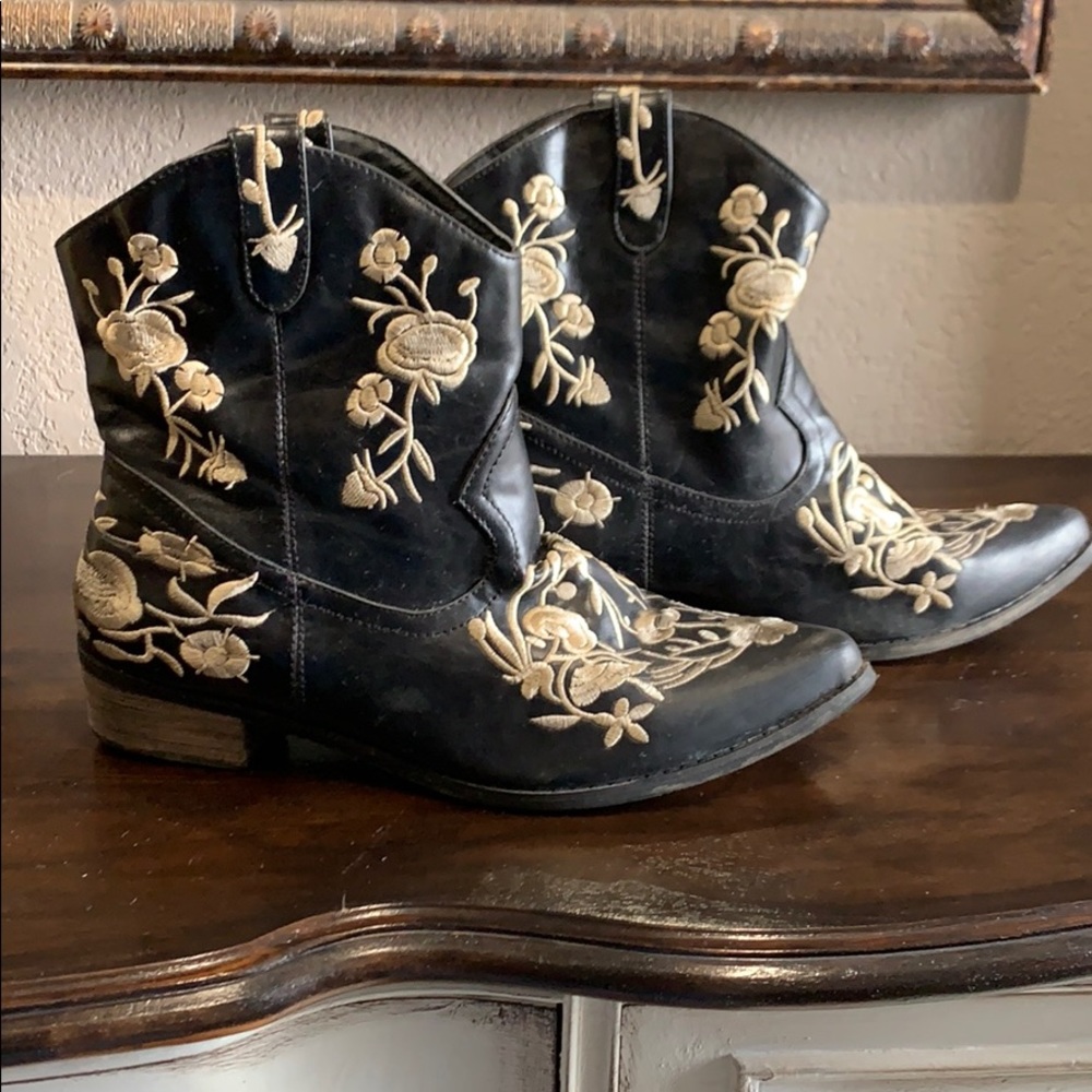 Short Cowgirl Boot with Embroidered Flowers